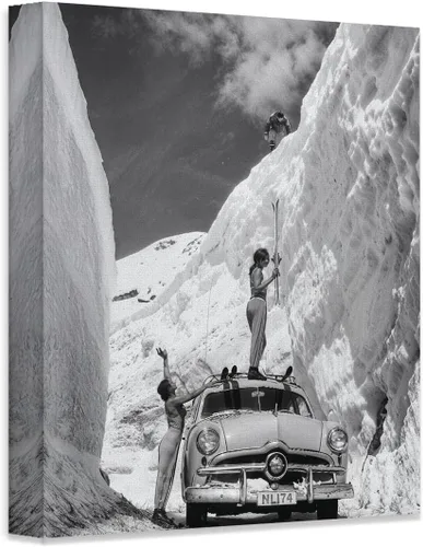 Miniatura 11 de Foto vintage del cañón de la nieve – Mujeres y coche clásico en escena de esquí 11 x 14 pulgadas sin marco – Arte de pared de esquí retro en blanco