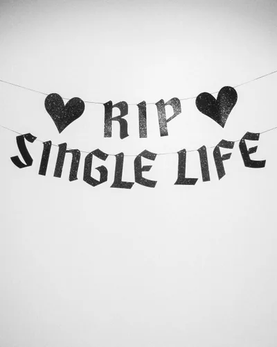 Miniatura 5 de xo, Fetti RIP Single Life - Cartel con purpurina – Negro, 5 pies Decoraciones de despedida de soltera, fondo divertido de despedida de soltera