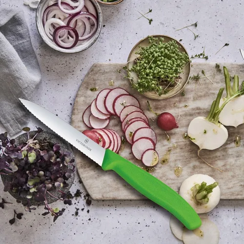 Miniatura 7 de Victorinox 6.7736.L4 Cuchillo de pelar clásico suizo para cortar y preparar frutas y verduras Hoja dentada en verde 3.9 pulgadas
