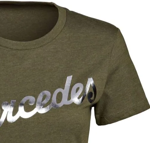 Miniatura 2 de Mercedes Benz Next Level - Camiseta estampada con texto en inglés Next Level Silver Script suave y ajustada color verde militar