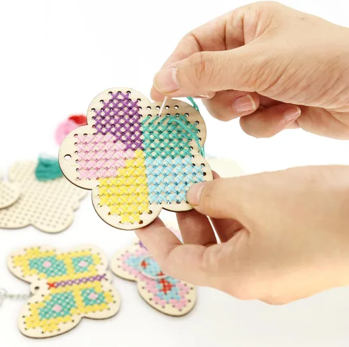 Miniatura 4 de Kits de punto de cruz de madera VKPI para niños, haz tus propios 6 llaveros de punto de cruz, kit de costura de madera, estrellas de manualidades