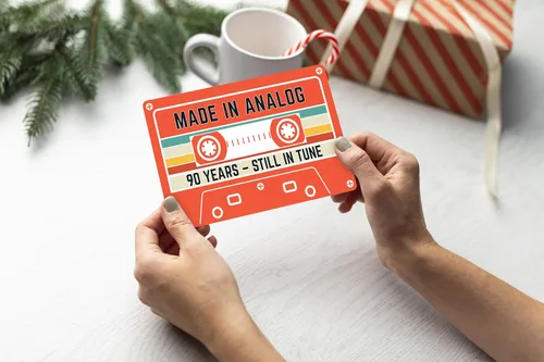 Miniatura 6 de Tarjeta de cumpleaños 90 – Diseño retro de cinta de casete – Hecho en analógico, todavía en sintonía – Regalos de 90 años para él o ella – Tarjeta