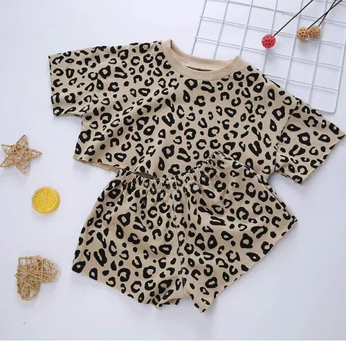 Miniatura 3 de Conjunto de ropa de verano con estampado de leopardo y camiseta y pantalones cortos, 2 piezas