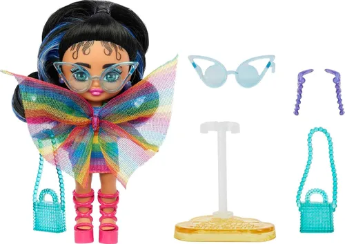 Miniatura 5 de Barbie Extra Mini Minis con coleta negra con mechas azules, usando vestido arcoíris y accesorios y soporte, 3.25 pulgadas