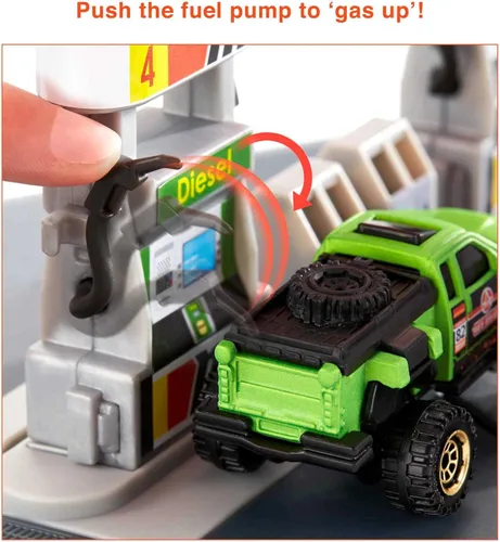 Miniatura 4 de Matchbox Juego de Coches de Juguete, Estación de Combustible con Conductores de Acción y Camión de Juguete a Escala 1:64, Mangueras de Gas Movibles