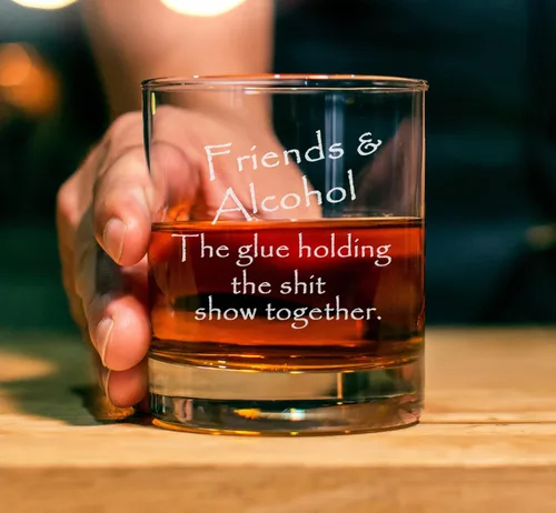Miniatura 3 de Friends & Alcohol The Glue Holding This Shit Show Together - Vaso de whisky grabado de 11 onzas grabadas a la antigua usanza, regalos sarcásticos
