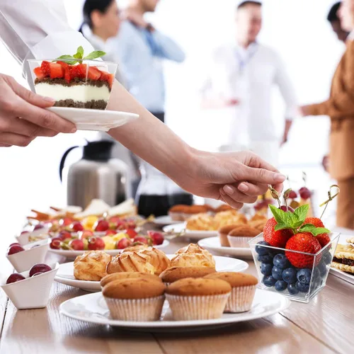 Miniatura 5 de Vasos de postre de plástico de 3.8 onzas con cucharas, paquete de 50 unidades, mini tazas de postre cuadradas transparentes para aperitivos, tazas