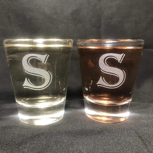 Miniatura 26 de Juego de 2 vasos de chupito con letras de monograma de 1.5 oz (B)