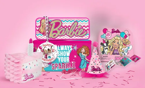 Megatoys Juego de regalo de fiesta de cumpleaños de Barbie, caja de lata, estuche de lápiz, calcomanías, collar de cumpleaños, felpa y sombrero de