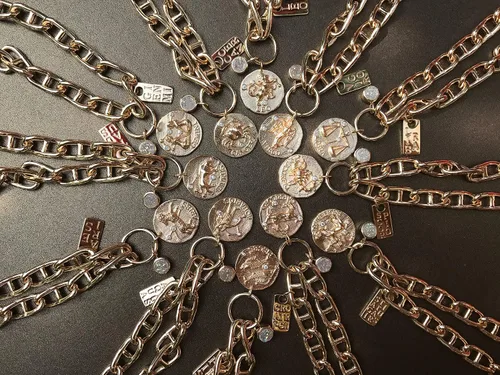 Miniatura 4 de Pulsera de signo del zodiaco de astrología, colgante de moneda antigua de latón chapado en oro de 14 quilates y dije de ónix con cadena GICCI