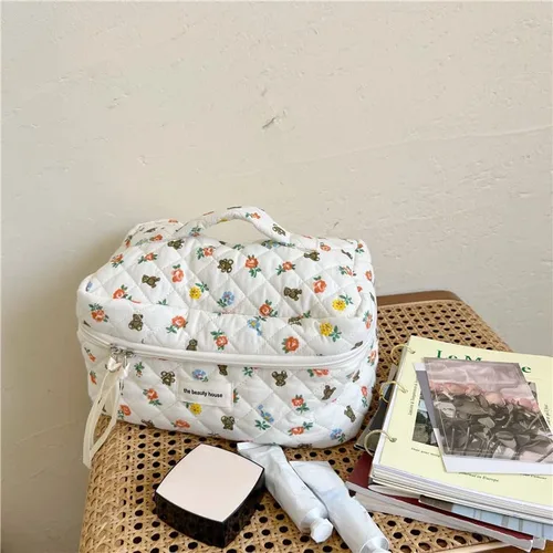 Miniatura 4 de Bolsa de maquillaje Kawaii bonita bolsa de cosméticos de felpa japonesa, bolsa de aseo peluda con patrones de flores de oso de hadas con cremallera