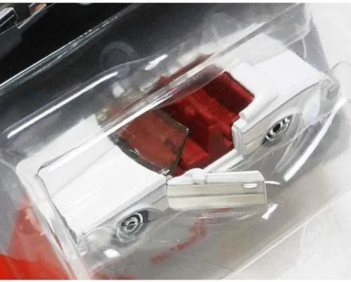 Miniatura 4 de Matchbox Piezas de mudanza - GTT19 ~ Coche de fundición a presión clásico a escala 1:64 ~ 1983 Buick Riviera ~ Rojo y Blanco