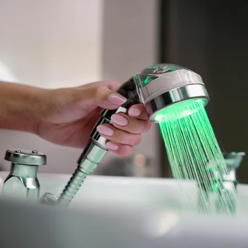 Cabezal de rociador profesional LED de Socila de 2.5 pulgadas con cambio de color automático, alta presión de lluvia y filtración de agua para parte