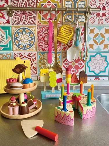 Miniatura 6 de Tender Leaf Toys - Pastel de cumpleaños de comida de juego de simulación - Desarrolla habilidades sociales y juego imaginativo para niños mayores