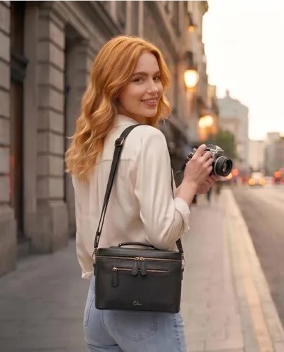 Miniatura 2 de Bolsa de hombro para cámara tipo bandolera, impermeable, de piel sintética, para fotógrafos, pequeña, compatible con Canon Nikon Sony (Negro)