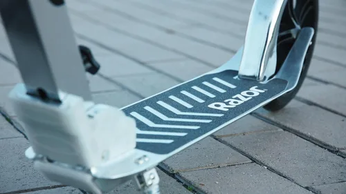 Miniatura 4 de Razor A5 DLX Patinete para niños de 8 años en adelante - Ruedas de uretano de 8", plegable, manubrio anti-traqueteo, para ciclistas de hasta 220 lbs