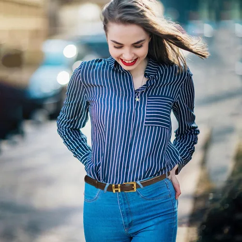 Miniatura 125 de Cinturón de cuero clásico con hebilla de metal para mujer con vestido de jeans