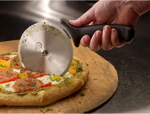 Miniatura 5 de Mercer Culinary Millennia - Cortador de pizza con mango negro, rueda de 5 pulgadas, acero inoxidable