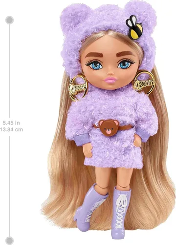 Miniatura 3 de Barbie Extra Minis Muñeca #4 (5.5 pulgadas) Vistiendo Moda Morada Esponjosa, con Soporte para Muñeca y Accesorios Incluyendo Orejas de Osito y Gafas
