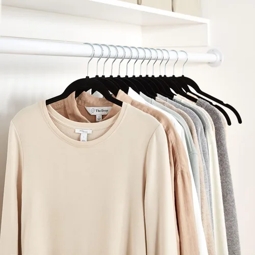 Miniatura 5 de Amazon Basics Perchas delgadas de terciopelo antideslizantes para camisas, paquete de 30, negro