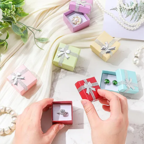 Miniatura 5 de Yinkin Juego de 120 cajas de regalo de anillo de cartón con lazo, cuadrado, varios colores, pequeño, caja de joyería dura para cumpleaños, 6
