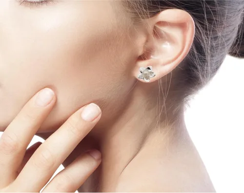 Miniatura 2 de NOVICA Aretes artesanales hechos a mano con perlas de agua dulce cultivadas y joyas nupciales de plata de ley 925 con piedra natal floral blanca