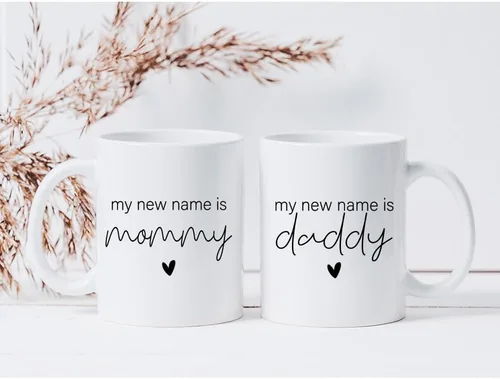 Miniatura 2 de My New Name is Mommy Daddy 2026 - Juego de tazas de regalo de embarazo para padres que van a ser, EST 2026 - Juego de tazas para mamá y papá por