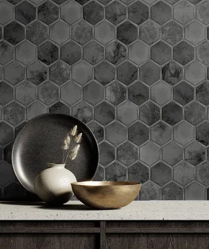 Miniatura 7 de NextWall Papel pintado geométrico hexagonal con incrustaciones para despegar y pegar (negro cósmico y plateado)