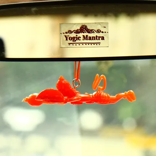 Miniatura 3 de Yogic Mantra Flying Hanuman Ji para coche Color naranja Ídolo Hanuman colgante para espejo de coche Escultura clásica voladora Hanuman