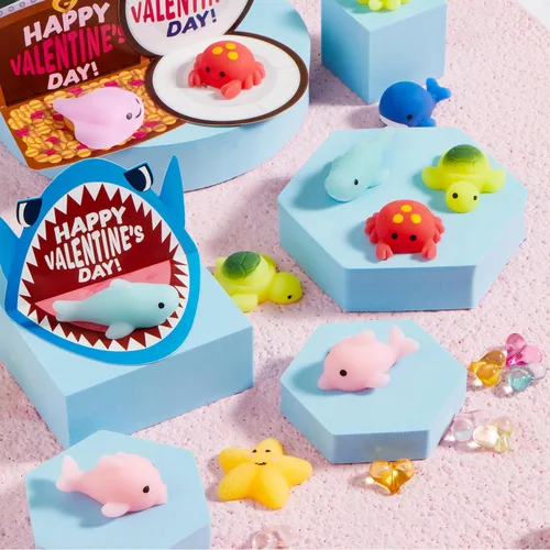 Miniatura 8 de JOYIN Paquete de 30 tarjetas de regalo para el día de San Valentín con juguetes esponjosos Mochi, juguetes antiestrés para aliviar el estrés