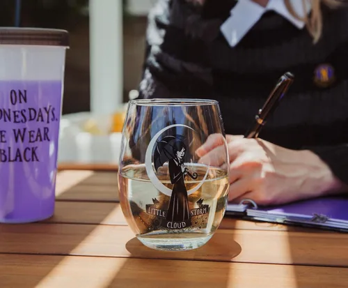 Miniatura 6 de Silver Buffalo Addams Family Wednesday Little Storm Cloud - Vaso de vino sin tallo, vaso para cócteles, capacidad para 20 onzas