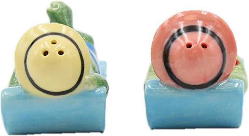 Miniatura 2 de Cosmos Gifts 20787 - Juego de coctelera de porcelana fina en traje de baño, bronceador solar, salero y pimentero, 4 pulgadas de largo