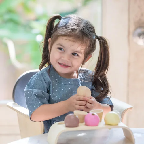Miniatura 9 de PlanToys® Juego de helado de madera para niños Incluye soporte, cucharas y conos Comida de juego de simulación de postres para niños pequeños