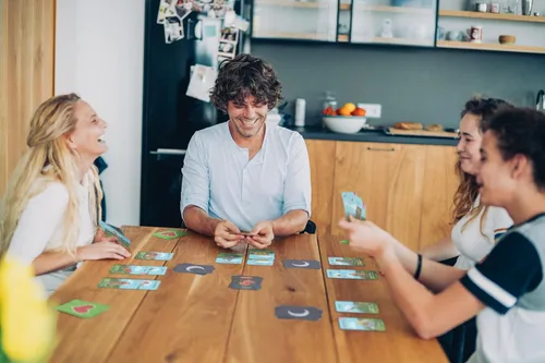 Miniatura 4 de Zombie Chickens - Divertidos juegos de cartas familiares para adultos, adolescentes y niños - Juego de zombis de supervivencia, 3 formas de jugar