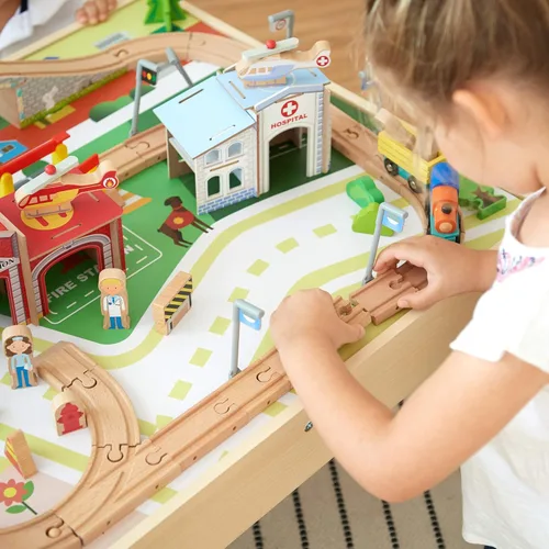 Miniatura 7 de Teamson Kids Juego de mesa de tren con 85 piezas, mesa de actividades de laboratorio de juego preescolar con trenes de madera, coches, ferrocarril