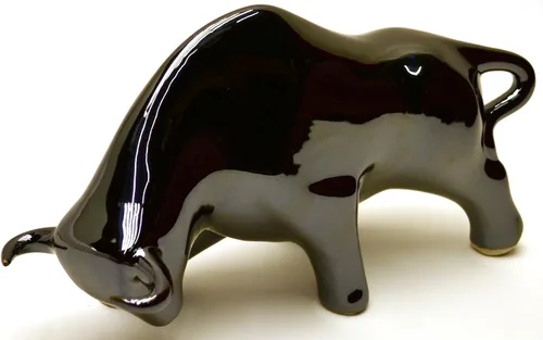 Miniatura 13 de Toro de escultura de cerámica hecho a mano y pintado a mano. Figura decorativa (tamaño pequeño 9.45 x 5.51 x 3.94 pulgadas) (negro mate)