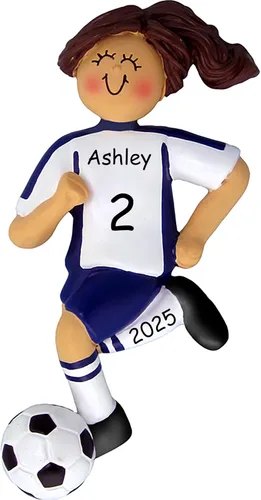 Miniatura 8 de Adorno de Navidad personalizado de fútbol, uniforme blanco y negro, niña, cabello rubio, bola de regate, resina pintada a mano, 4.5 pulgadas