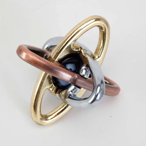 Miniatura 2 de De: Bits and Pieces:Rompecabezas de átomo de metal con bola en el centro, mide 3.1/4" x 3.1/4" x 31/4