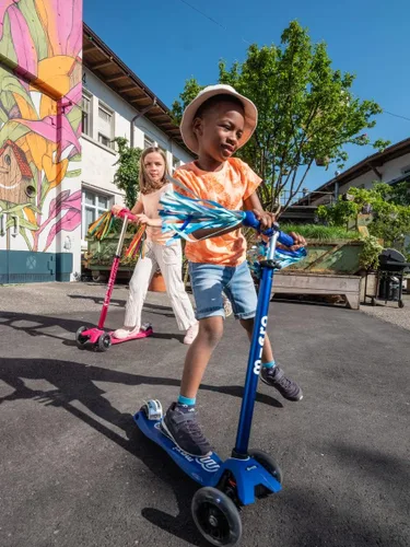 Miniatura 7 de Micro Kickboard – Maxi Deluxe LED – Monopatín pequeño de tres ruedas, inclinado a girar, diseño suizo para niños con ruedas con luces LED activadas