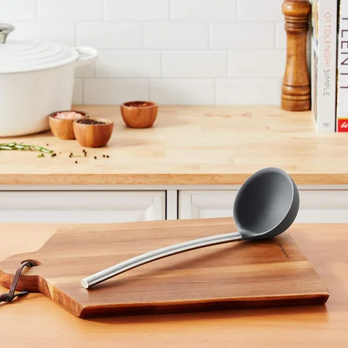 Miniatura 2 de Tovolo Cucharón de silicona con mango de acero inoxidable para cocinar conservas, servir sopa, ponche de sopa, salsa de guiso, cuchara grande