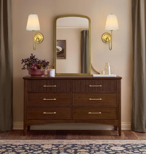 Miniatura 7 de Electro bp; Elegantes apliques de pared individuales con pantallas de lámpara de brocado plisado blanco y brazo curvo de metal dorado pulido, luz