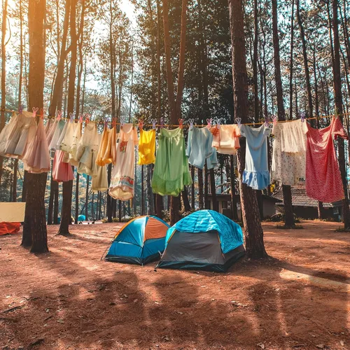 Miniatura 6 de Windyun Cuerda de ropa de viaje portátil ajustable de 26 pies, cuerda de secado de lavandería con 24 pinzas coloridas a prueba de viento, 24