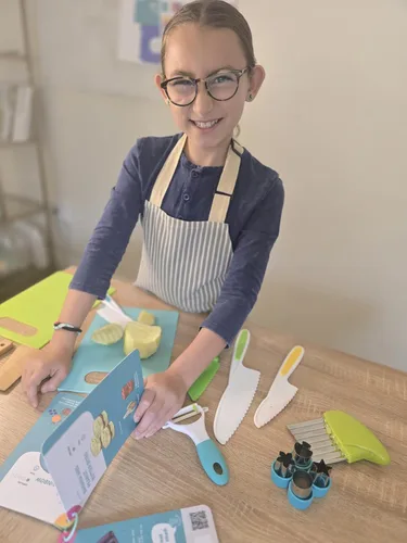 Miniatura 4 de Juego de cuchillos seguros para niños pequeños con libro de recetas - Incluye pelador, tabla de cortar y picadora - Herramientas reales de cocina