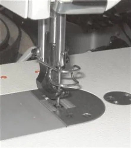 Miniatura 3 de Consew 206RB-5 Máquina de coser de triple arrastre, resistente, con aguja única.