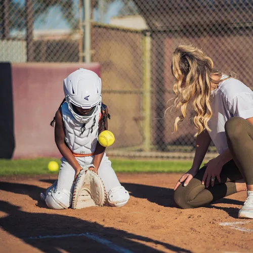 Miniatura 9 de Easton Jen Schro My Very First Youth Softball Catcher’s Set Helmet, Leg Guards & Chest Protector Included