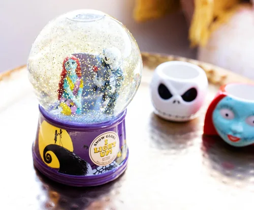 Miniatura 3 de Disney The Nightmare Before Christmas Jack & Sally - Globo de nieve iluminado con purpurina giratoria, precioso recuerdo, regalos y coleccionables