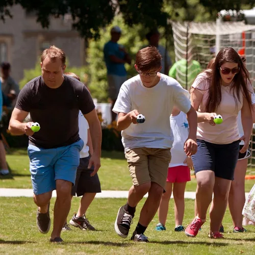 Miniatura 7 de Paquete de 12 juegos de fiesta de fútbol, relé de cuchara, juguete de carreras para adolescentes y adultos, pelota de espuma de fútbol y juego