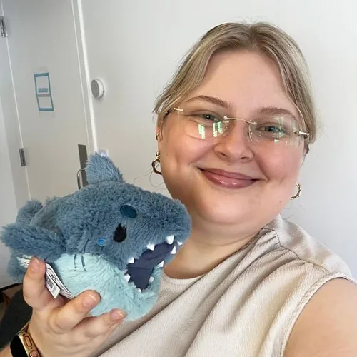 Miniatura 4 de Squishable - Snugglemi Snackers Megalodon - Colección acuática - 7 pulgadas - Juguete suave coleccionable - Frijoles