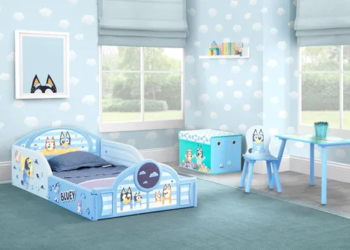 Miniatura 7 de Delta Children - Juego Bluey de 4 piezas para habitación en una caja para niños pequeños – Incluye cama para dormir y jugar, mesa, 1 silla y caja
