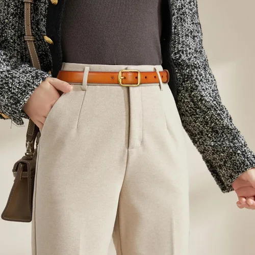 Miniatura 402 de Cinturón de cuero clásico con hebilla de metal para mujer con vestido de jeans